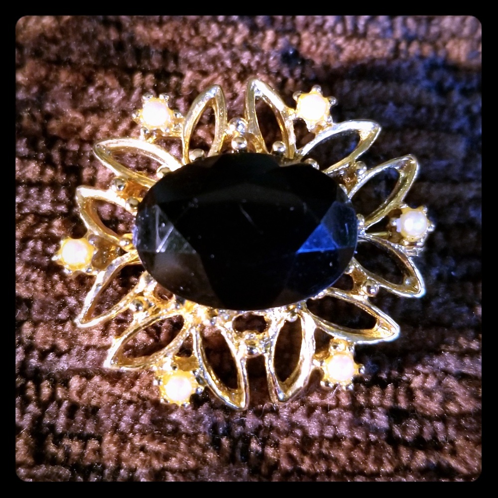 🌷VTG Goldtone Onyx Brooch Pin with Faux Pearls